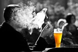 Il consumo di alcol stimola la voglia di fumare