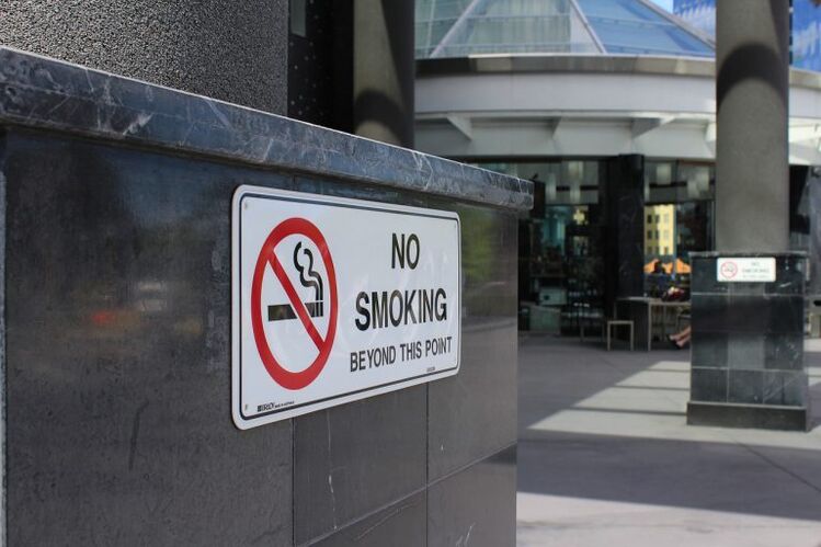 Il divieto di fumare nei luoghi pubblici promuove la cessazione del fumo